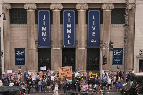 Vor dem Studio, in dem die "Jimmy Kimmel Show" in Los Angeles aufgezeichnet wird, versammelten sich am Donnerstag Demonstranten