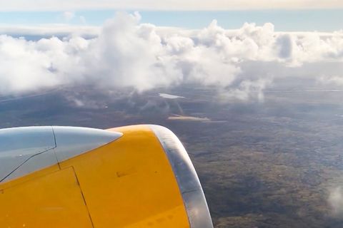 Flugzeug kreist hilflos über Mittelmeerinsel
