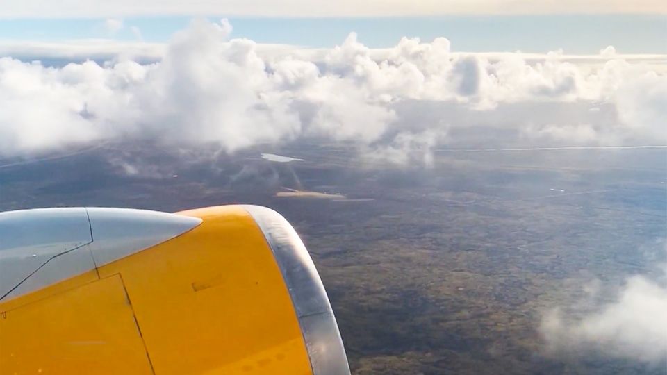 Flugzeug kreist hilflos über Mittelmeerinsel