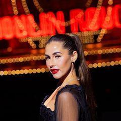 Sarah Engels vor der "Moulin Rouge"-Kulisse