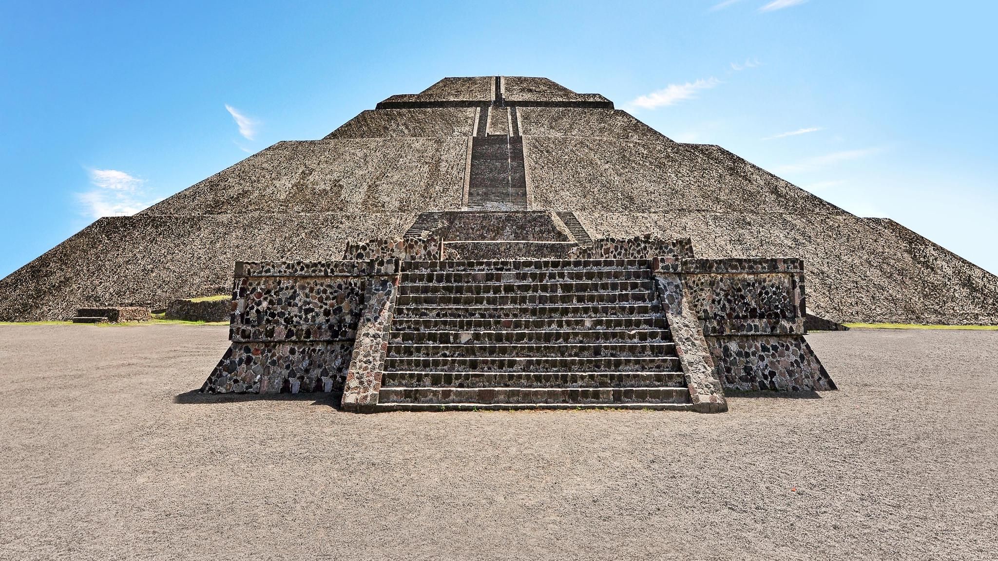 Die Pyramide der Sonne, eine antike Ruine in Teotihuacán, Mexico Die Pyramide der Sonne, eine antike Ruine in Teotihuacán, Mexico