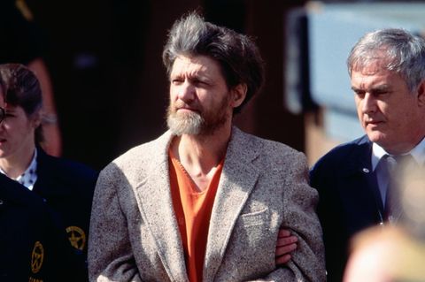 "Unabomber" Theodore Kaczynski mit zwei Polizisten