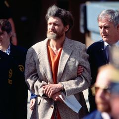 "Unabomber" Theodore Kaczynski mit zwei Polizisten