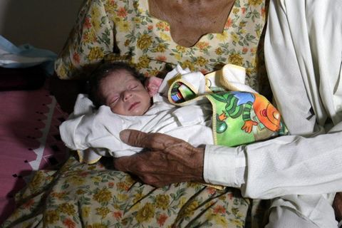 Neugeborene Mädchen werden in Indien oft nicht gern gesehen (Archivbild mit unbekanntem Baby)