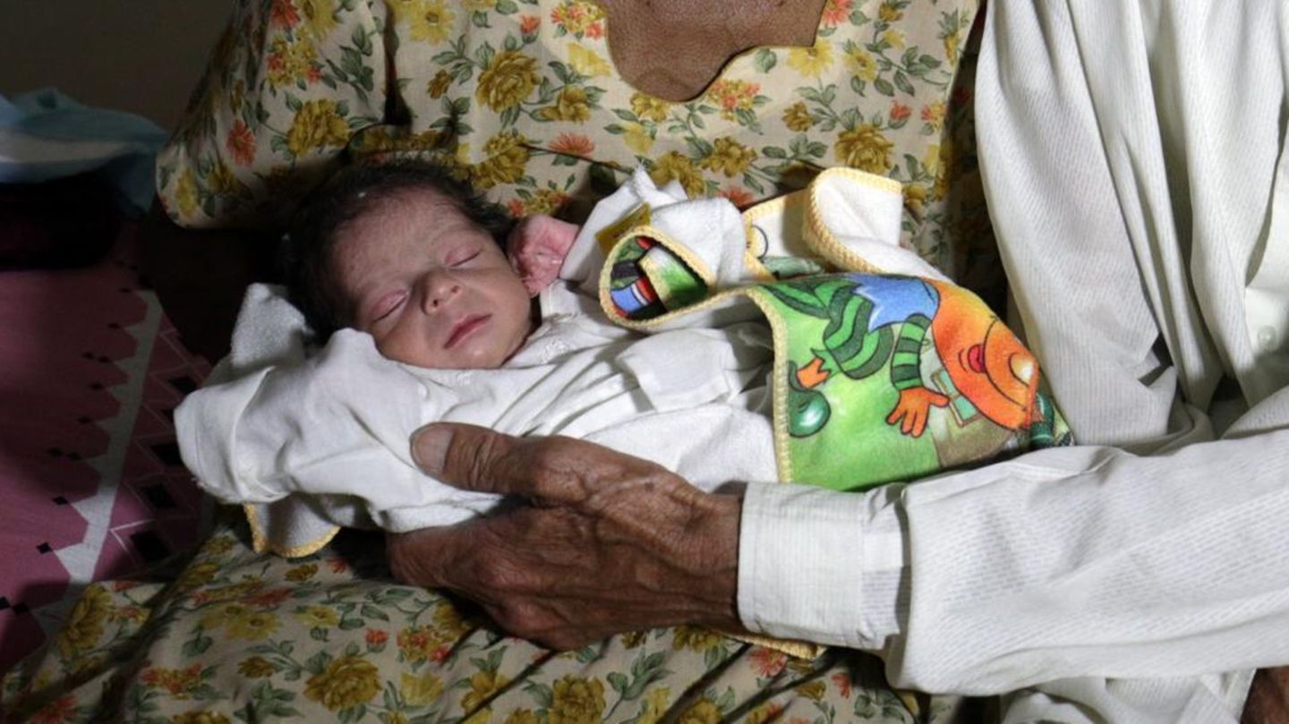 Neugeborene Mädchen werden in Indien oft nicht gern gesehen (Archivbild mit unbekanntem Baby)