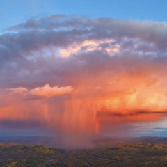 Riesige rote Pilzwolke erleuchtet in Nordchina am Himmel
