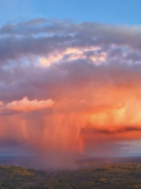 Riesige rote Pilzwolke erleuchtet in Nordchina am Himmel