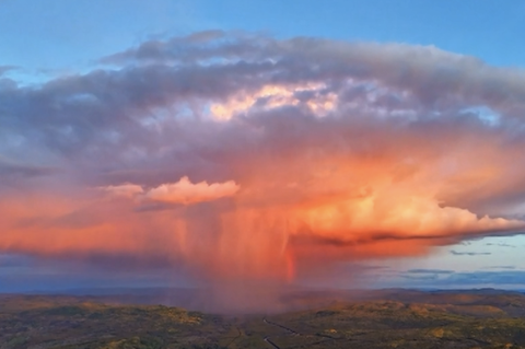 Riesige rote Pilzwolke erleuchtet in Nordchina am Himmel