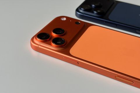 iPhone 17 Pro Max (links) und iPhone 17 Pro liegen nebeneinander