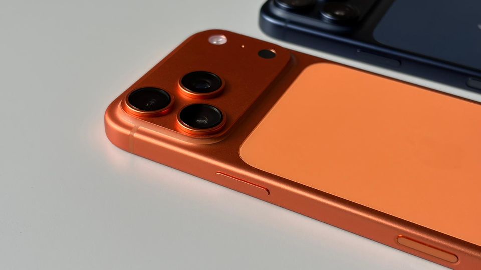 iPhone 17 Pro Max (links) und iPhone 17 Pro liegen nebeneinander