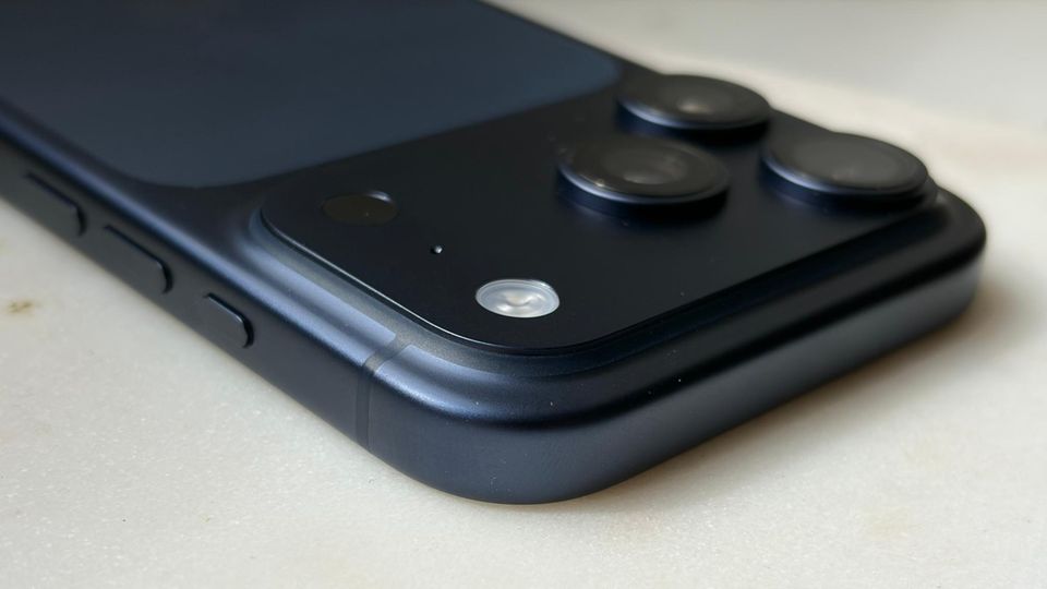 Das iPhone 17 pro in Blau liegt auf einer Marmorplatte