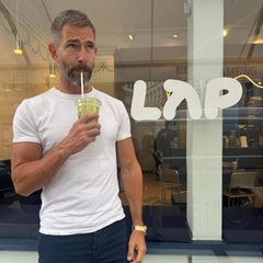 Micky Beisenherz vor einer LAP Coffee Filiale
