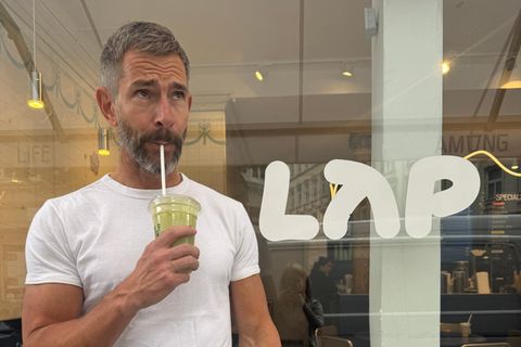 Micky Beisenherz vor einer LAP Coffee Filiale