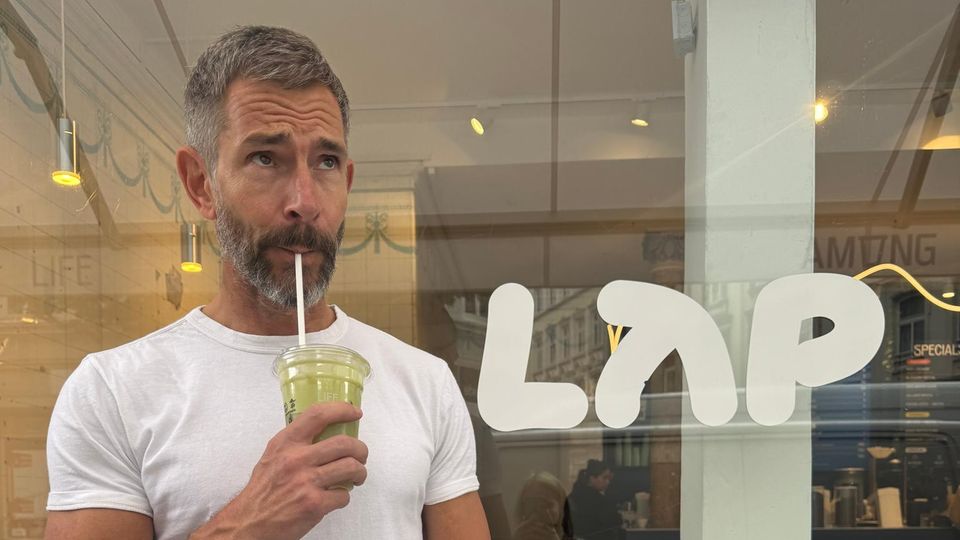 Micky Beisenherz vor einer LAP Coffee Filiale