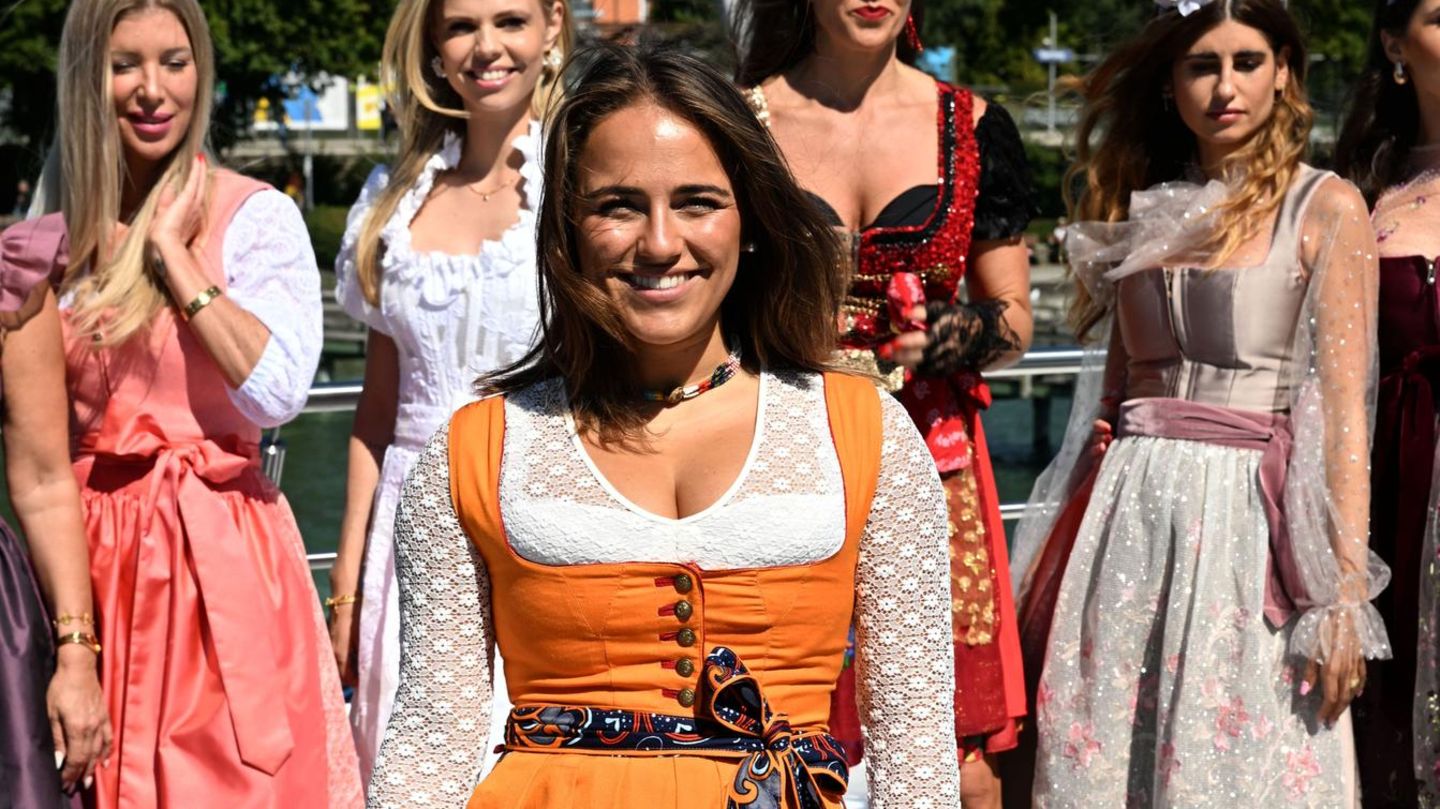 Hanna Habersetzer im orangen Dirndl auf der Wiesn