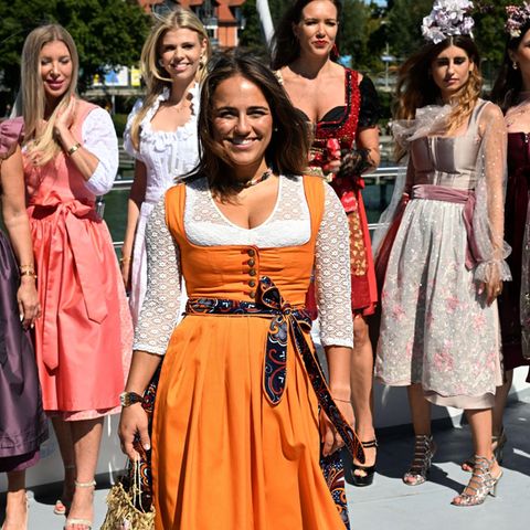 Hanna Habersetzer im orangen Dirndl auf der Wiesn
