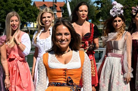 Hanna Habersetzer im orangen Dirndl auf der Wiesn