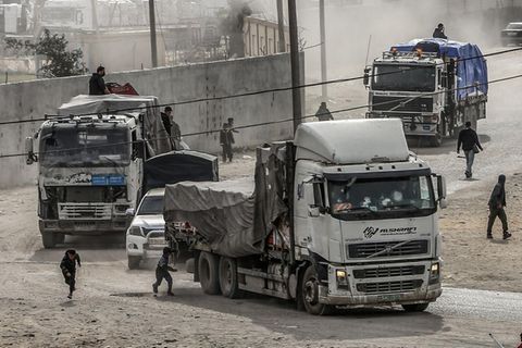 Lastwagen mit Hilfsgütern kommen am Grenzübergang Kerem Schalom im Gazastreifen an (Archivbild)