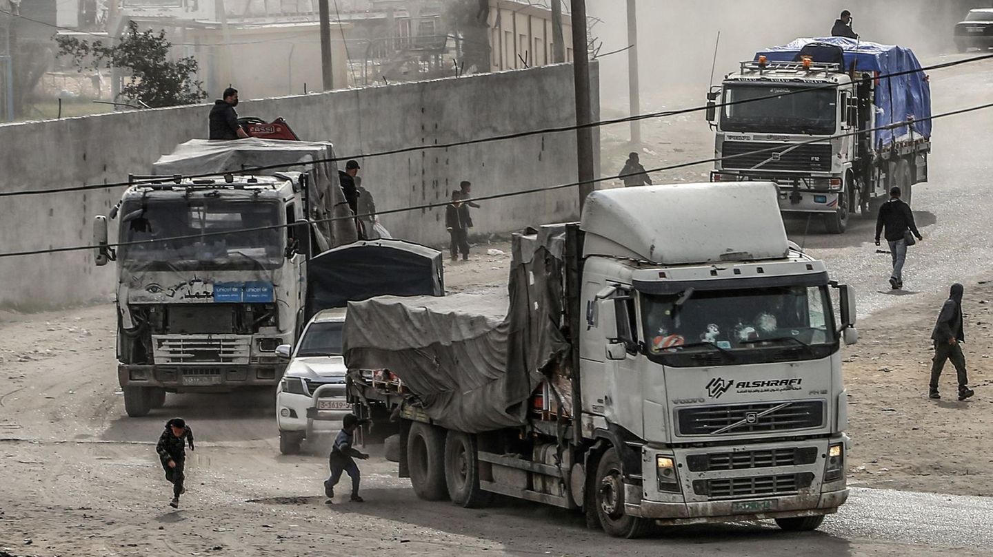Lastwagen mit Hilfsgütern kommen am Grenzübergang Kerem Schalom im Gazastreifen an (Archivbild)