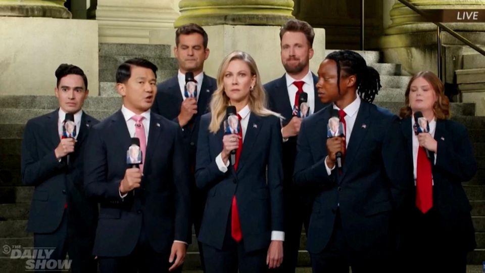 Talkshow-Ikone "unterwirft" sich Trump in düsterem Sketch
