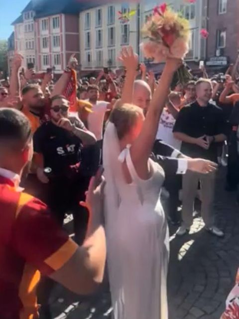 Grölende Galatasaray-Fans kapern Hochzeit in Frankfurt
