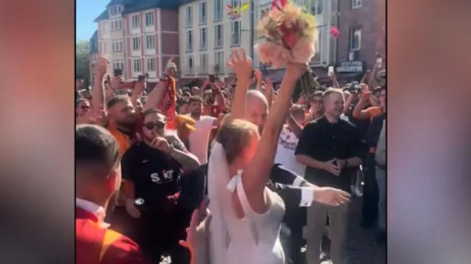 Grölende Galatasaray-Fans kapern Hochzeit in Frankfurt