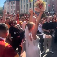 Grölende Galatasaray-Fans kapern Hochzeit in Frankfurt
