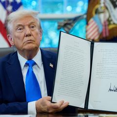 Donald Trump besiegelte auch die Einführung einer "Trump Gold Card" für eine Million Dollar