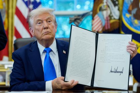 Donald Trump besiegelte auch die Einführung einer "Trump Gold Card" für eine Million Dollar