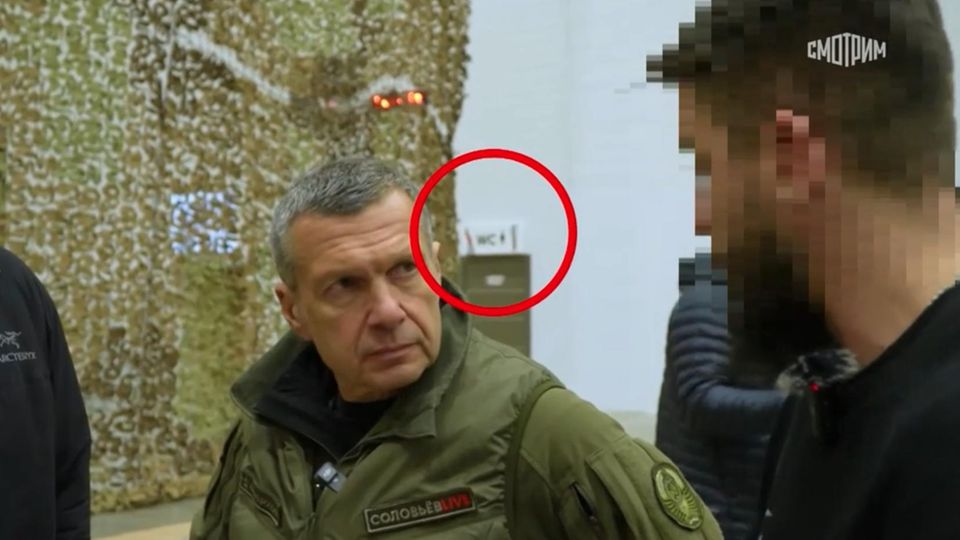 Russisches Staatsfernsehen Klo-Schild entlarvt Standort russischer Geheim-Einheit