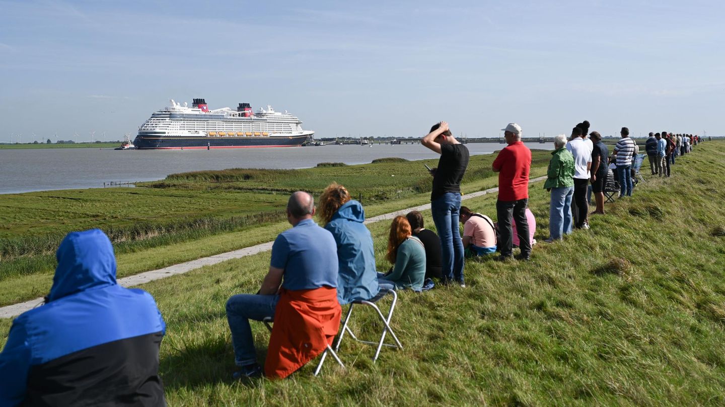 20. September: Kreuzfahrtschiff-Watching Ditzum, Niedersachsen. Das Kreuzfahrtschiff "Disney Destiny" wurde am Samstag an der Ems zur großen Deich-Attraktion. Schaulustige beobachten das neu gebaute, 340 Meter lange Schiff auf seiner Reise von der Papenburger Meyer-Werft zur Nordsee. Dabei musste der Ozeanriese eine 40 Kilometer lange Emspassage meistern – gezogen von Schleppern und mit dem Heck voran. Das Schiff verfügt über 1250 Kabinen und bietet Platz für rund 4000 Passagiere
