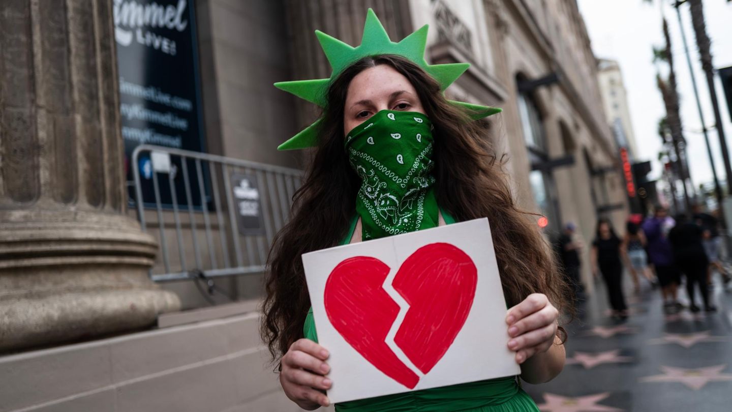 US-Amerikanerinnen und -Amerikaner demonstrieren wieder für die Meinungsfreiheit