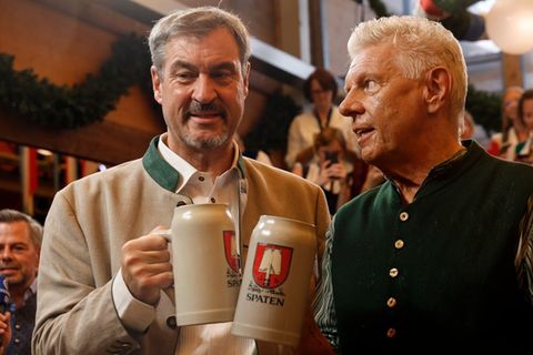 Markus Söder (li.) und Münchens OB lassen sich die Maß auf der Wiesn 2025 schmecken.