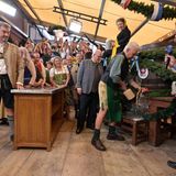 Den Fassanstich um Punkt 12 Uhr übernahm traditionsgemäß Münchens Oberbürgermeister Dieter Reiter (SPD). Wegen der Hitze befürchtete Reiter, dass ihm der Schlegel aus den verschwitzten Händen rutsche. Doch zwei routinierte Schläge reichten auch diesmal aus. Die erste Maß erhielt Bayerns Ministerpräsident Markus Söder (CSU)