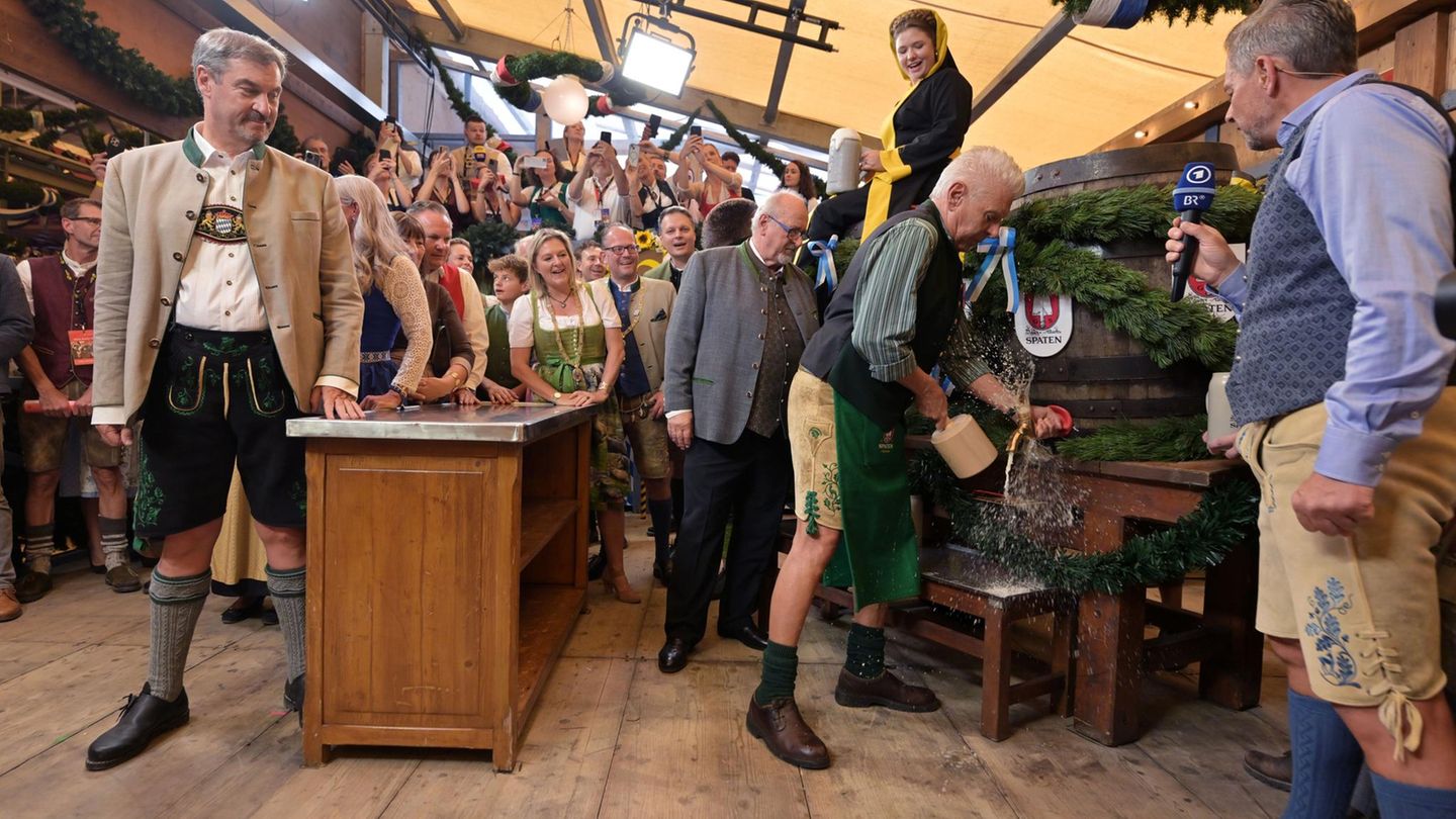 Oktoberfest 2025: Den Fassanstich um Punkt 12 Uhr übernahm traditionsgemäß Münchens Oberbürgermeister Dieter Reiter (SPD). Wegen der Hitze befürchtete Reiter, dass ihm der Schlegel aus den verschwitzten Händen rutsche. Doch zwei routinierte Schläge reichten auch diesmal aus. Die erste Maß erhielt Bayerns Ministerpräsident Markus Söder (CSU) Den Fassanstich um Punkt 12 Uhr übernahm traditionsgemäß Münchens Oberbürgermeister Dieter Reiter (SPD). Wegen der Hitze befürchtete Reiter, dass ihm der Schlegel aus den verschwitzten Händen rutsche. Doch zwei routinierte Schläge reichten auch diesmal aus. Die erste Maß erhielt Bayerns Ministerpräsident Markus Söder (CSU)
