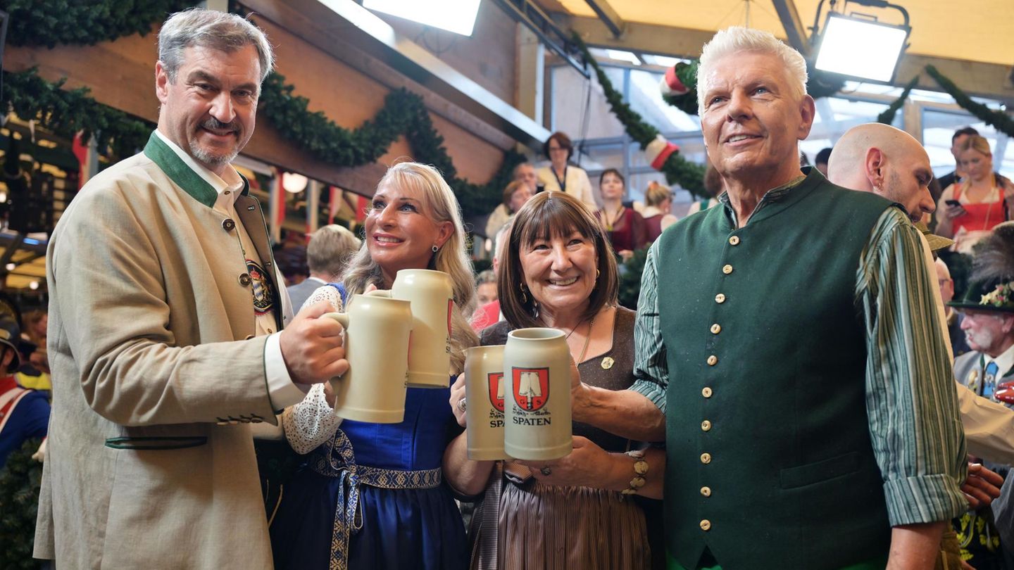 Erstes Prosit: Markus Söder mit seiner Frau Karin Baumüller-Söder und Dieter Reiter mit seiner Frau Petra stoßen im Schottenhamel an