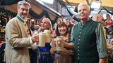 Erstes Prosit: Markus Söder mit seiner Frau Karin Baumüller-Söder, und Dieter Reiter mit seiner Frau Petra stoßen im Schottenhamel an