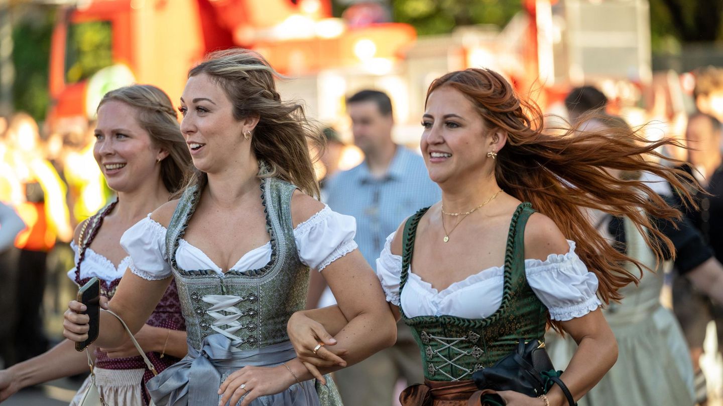 Auch diese Mädel sind in ihren Dirndln flott unterwegs