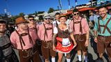 Eine Gruppe Burschen präsentiert ihre Trachten. Bei 30 Grad Hitze mussten schon bis zum frühen Nachmittag mehr als 130 Besucherinnen und Besucher medizinisch behandelt werden