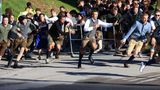 Die ersten Wiesn-Besucher stürmten zu Einlassbeginn um 9 Uhr morgens die Festwiese. Sie hatten teils schon in der Nacht angestanden, um einen Platz in den Festzelten zu ergattern