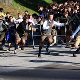 Die ersten Wiesn-Besucher stürmten zu Einlassbeginn um 9 Uhr morgens die Festwiese. Sie hatten teils schon in der Nacht angestanden, um einen Platz in den Festzelten zu ergattern