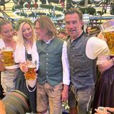 Moderator Florian Silbereisen (rechts) feierte gemeinsam mit Familie Drews