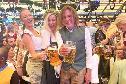 Schlagerstar Jürgen Drews und seine Frau Ramona sind ebenfalls im Schottenhamel bester Laune. Der einstige "König von Mallorca" trinkt nach eigener Aussage allerdings keinen Alkohol mehr.