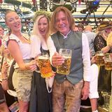Schlagerstar Jürgen Drews und seine Frau Ramona sind ebenfalls im Schottenhamel bester Laune. Der einstige "König von Mallorca" trinkt nach eigener Aussage allerdings keinen Alkohol mehr