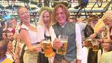 Schlagerstar Jürgen Drews und seine Frau Ramona sind ebenfalls im Schottenhamel bester Laune. Der einstige "König von Mallorca" trinkt nach eigener Aussage allerdings keinen Alkohol mehr