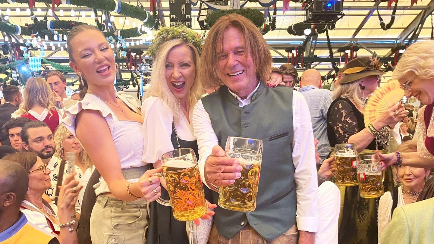 Schlagerstar Jürgen Drews und seine Frau Ramona sind ebenfalls im Schottenhamel bester Laune. Der einstige "König von Mallorca" trinkt nach eigener Aussage allerdings keinen Alkohol mehr