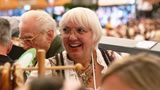 Politprominenz gehört auf der Wiesn dazu, auch die frühere Grünen-Chefin Claudia Roth war bei der Eröffnung im Schottenhamel dabei