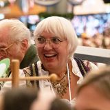 Politprominenz gehört auf der Wiesn dazu, auch die frühere Grünen-Chefin Claudia Roth war bei der Eröffnung im Schottenhamel dabei
