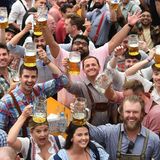 Das Oktoberfest 2025 ist eröffnet. Im Hofbräu-Festzelt ist die Stimmung schon nach den ersten Maß Bier am Samstagvormittag prächtig