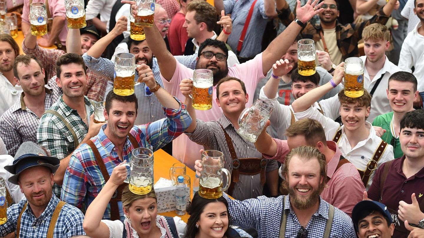 Oktoberfest 2025: Das Oktoberfest 2025 ist eröffnet. Im Hofbräu-Festzelt ist die Stimmung schon nach den ersten Maß Bier am Samstagvormittag prächtig Das Oktoberfest 2025 ist eröffnet. Im Hofbräu-Festzelt ist die Stimmung schon nach den ersten Maß Bier am Samstagvormittag prächtig